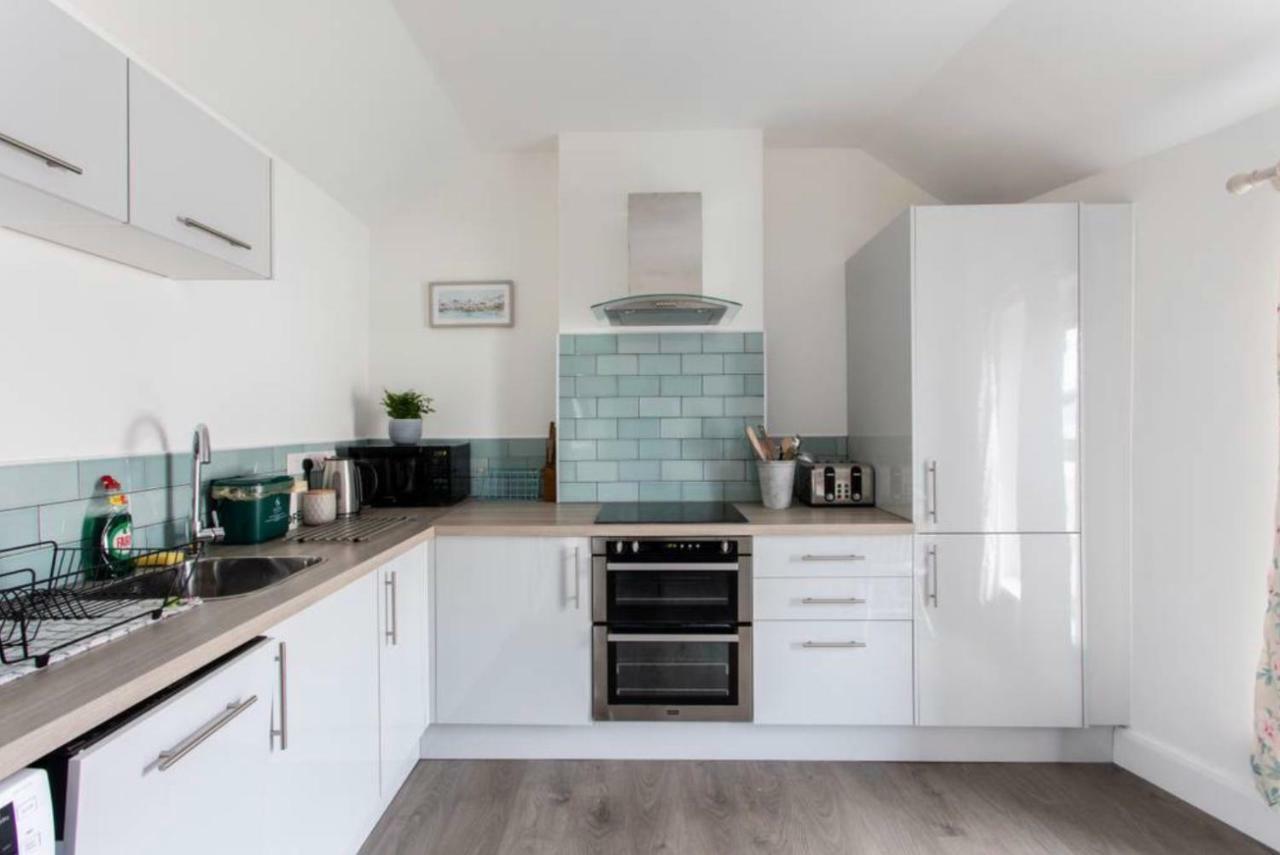 Beautiful Two Bed Mumbles Flat - With Parking Space Екстериор снимка