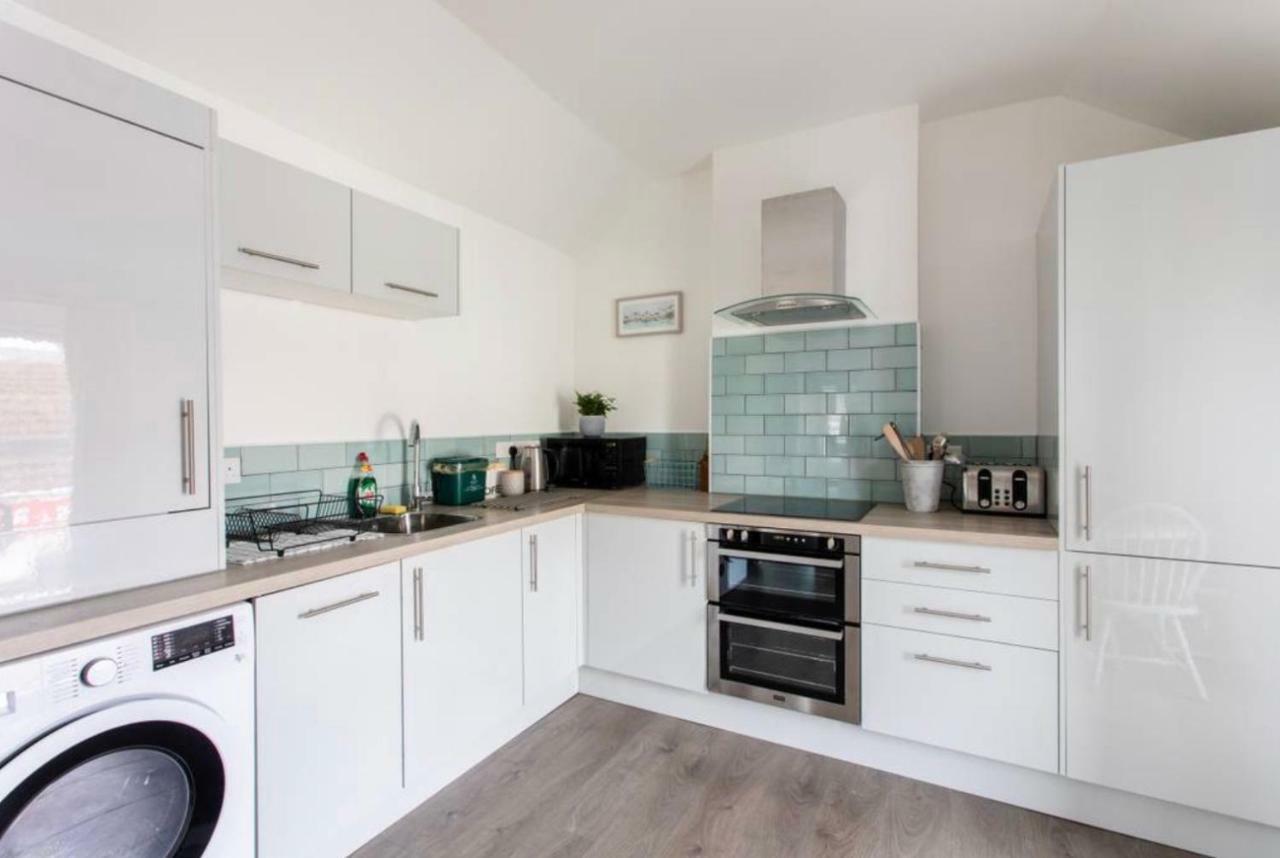 Beautiful Two Bed Mumbles Flat - With Parking Space Екстериор снимка